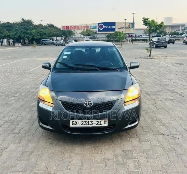 Toyota Yaris Base Sedan 4dr 2010 Gray · Photo 1