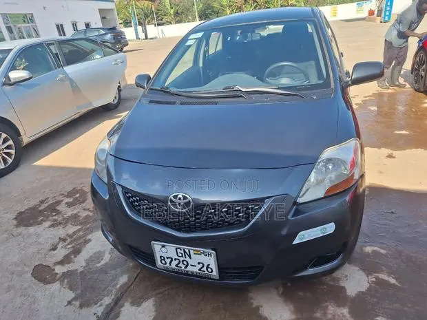 Toyota Yaris Base Sedan 4dr 2010 Gray · Photo 1