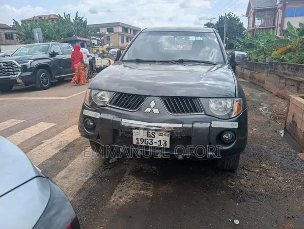 Mitsubishi L200 2010 Gray