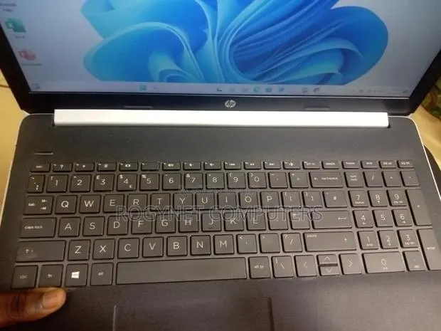 Laptop HP 15 8GB AMD Ryzen 3 HDD+SSD 320GB · Photo 1