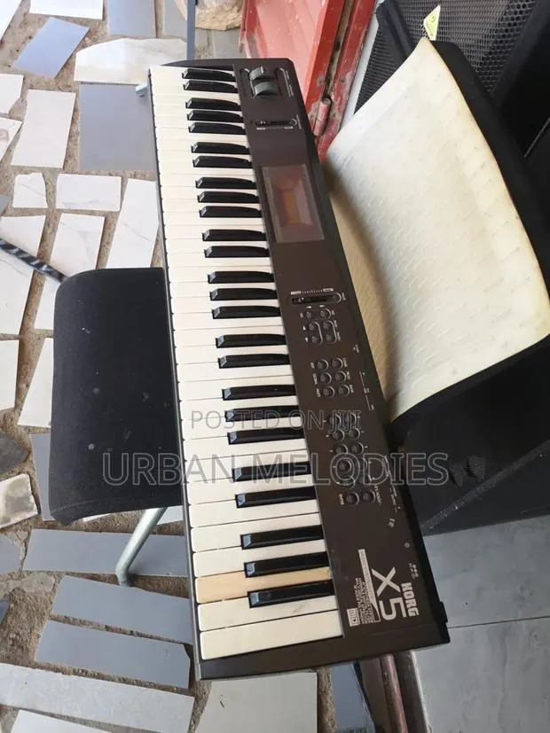 Korg X5 Synthesizer Keyboard · Photo 1