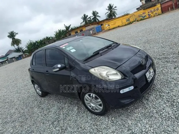 Toyota Vitz 1.3 AWD 5dr 2010 Black · Photo 1