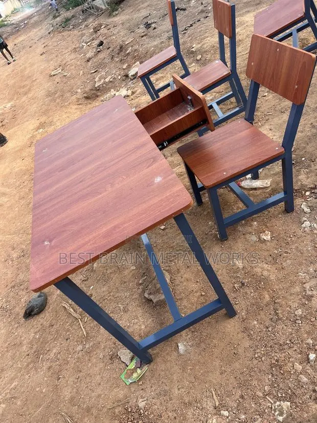 Teachers Table and Chair · Photo 1