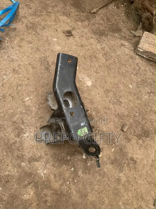Toyota Voxy Engine Mount/Engine Seat · Photo 1