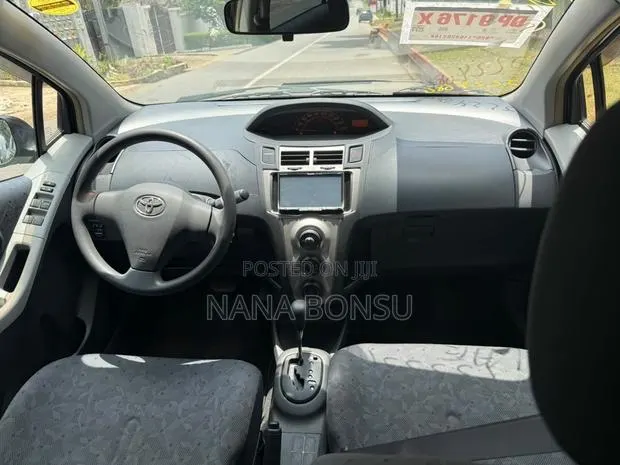 Toyota Vitz 2010 Black · Photo 1