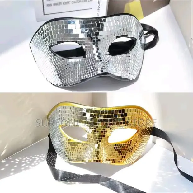 Women Disco Ball Glitter Face Mask · Photo 1