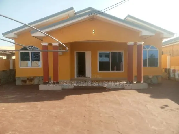 3bdrm House in Community 18 Area, Spintex for rent