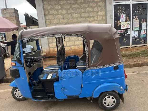 Bajaj RE 2026 Blue · Photo 1