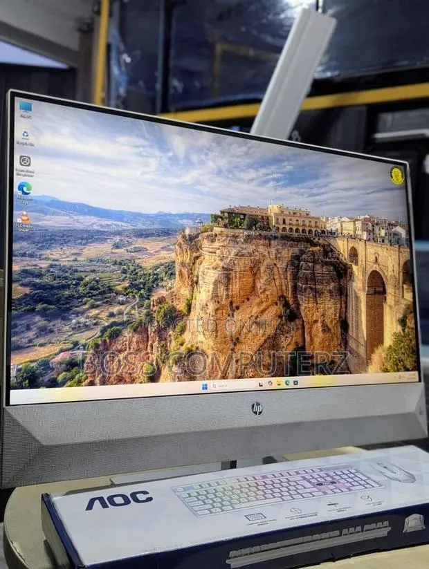 Desktop Computer HP Pavilion 27 8GB Intel Core i5 SSD 256GB · Photo 1