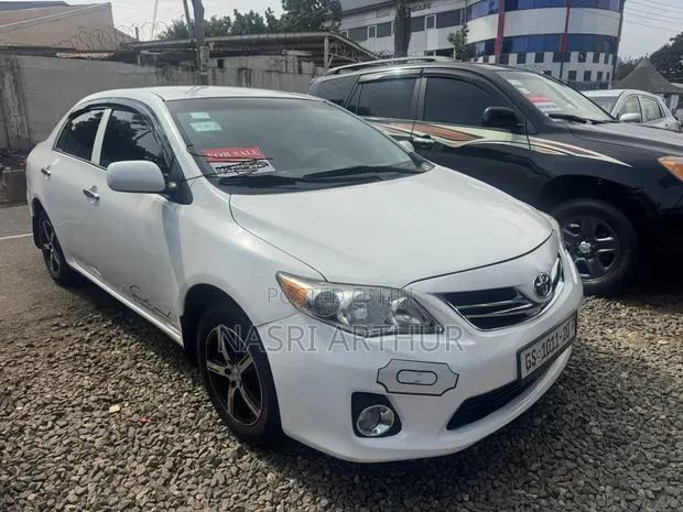 Toyota Corolla LE 4dr Sedan (1.8L 4cyl 4A) 2013 White · Photo 1