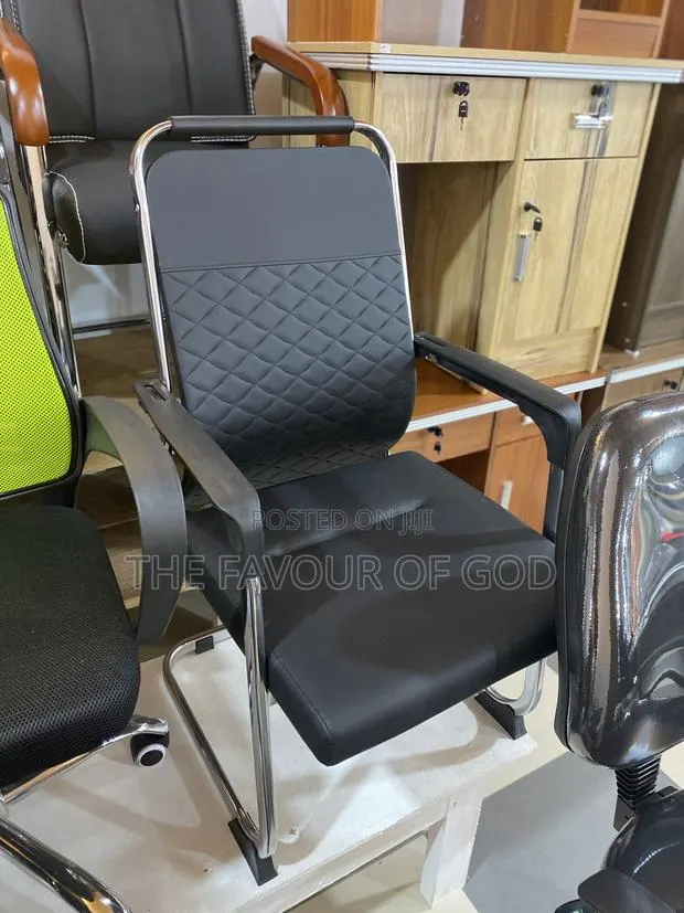Solid Visitors Chair · Photo 1