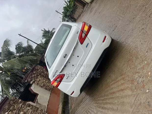 Nissan Sentra S 4dr Sedan (1.8L 4cyl 6M) 2015 White · Photo 5