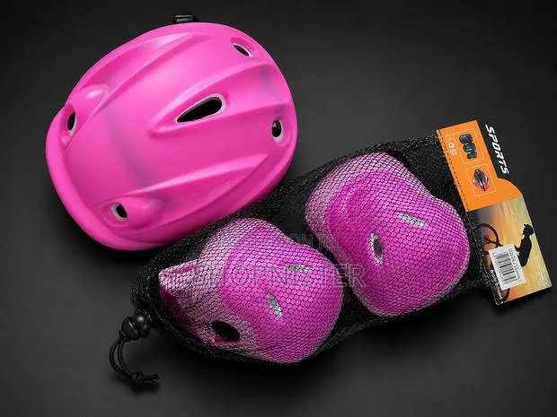 Girls Protective Gear Set With Helmet · Photo 3