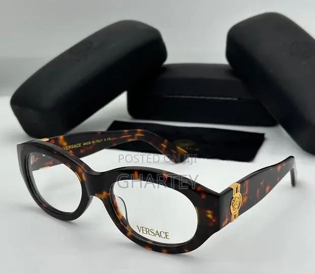 Unisex Durable Classic Sunglasses · Photo 1