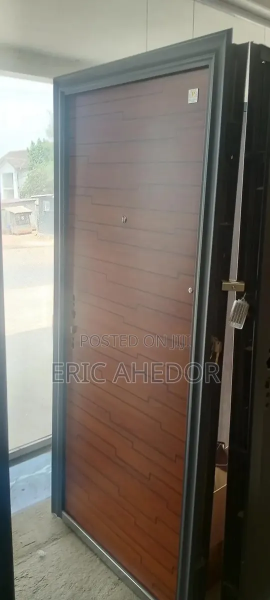 Available Paladin Smooth Design Door Plus Handle · Photo 1