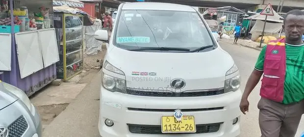 Toyota Voxy 2012 White · Photo 1