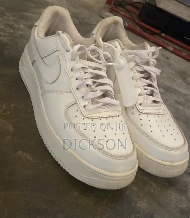 Used White Low-Top Sneakers – Stylish Lace-Up Casual Shoes · Photo 1