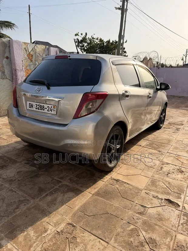 Toyota Vitz 2012 Silver · Photo 1