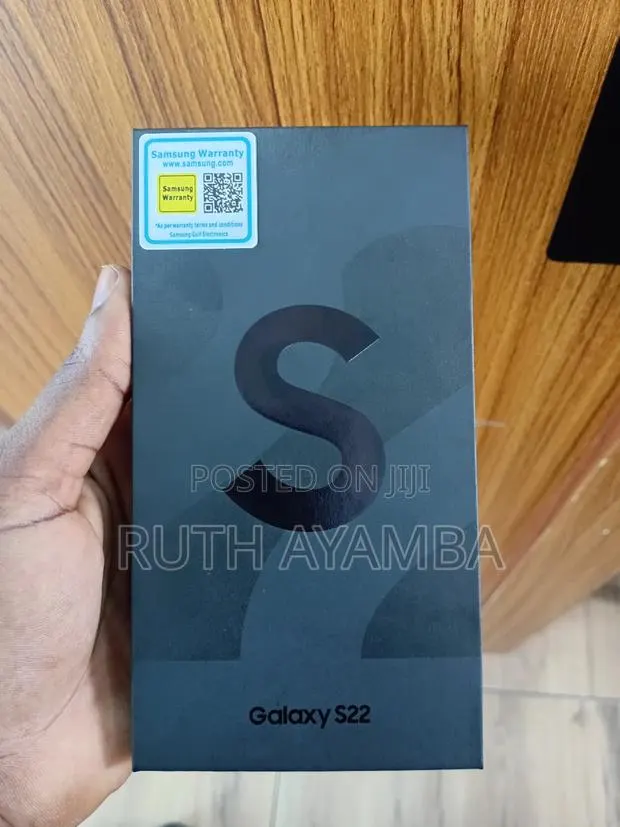 New Samsung Galaxy S22 5G 128 GB Gold · Photo 1