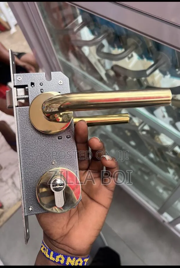 Golden Seperate Door Lock · Photo 1