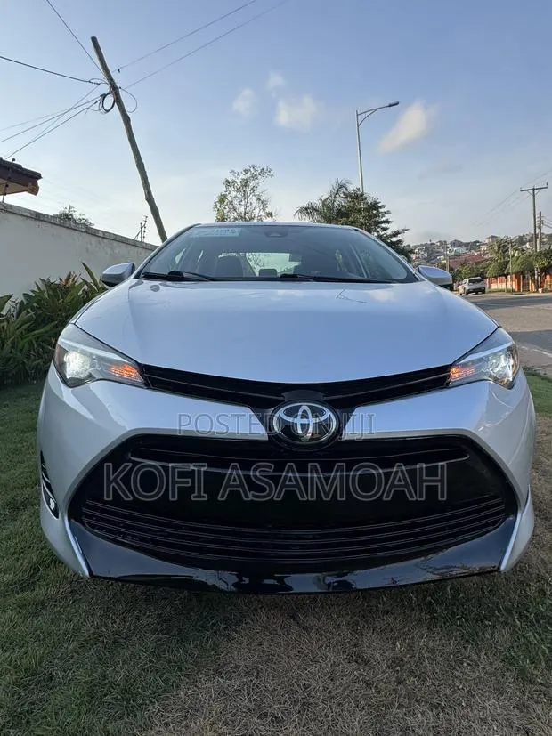 Toyota Corolla LE (1.8L 4cyl 2A) 2018 Silver · Photo 1