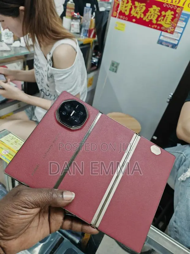 New Huawei Mate XT Ultimate Design 1 TB Red · Photo 1