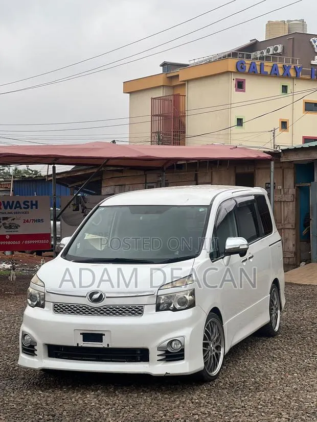 Toyota Voxy 2013 White · Photo 7