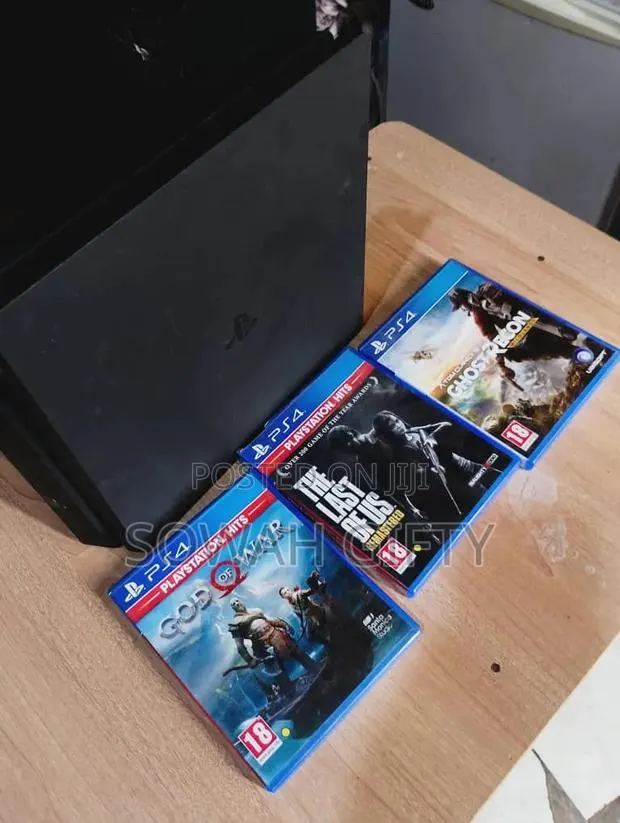 PlayStation 4 Slim With One Controller · Photo 1