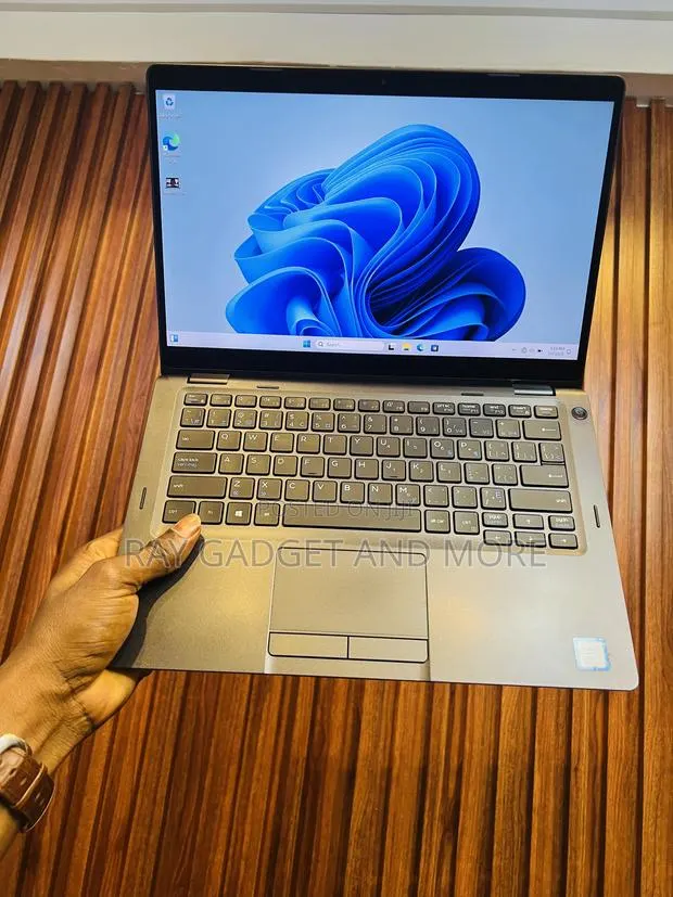 Laptop Dell Latitude 5300 2-in-1 8GB Intel Core i7 SSD 256GB · Photo 1