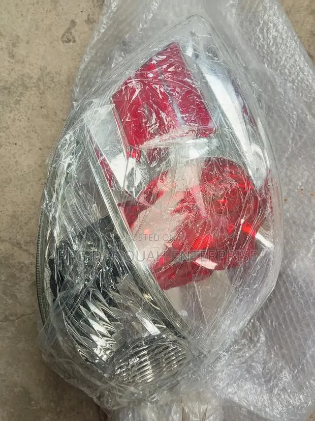 Toyota Matrix 2003-2008 Taillight Pair · Photo 1