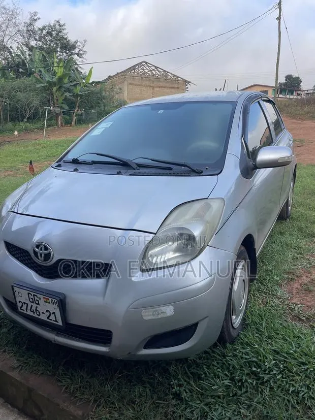Toyota Vitz 2010 Silver · Photo 1