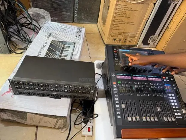 Behringer Wing 48 Digital Mixer and Behringer S32 Stagebox · Photo 1