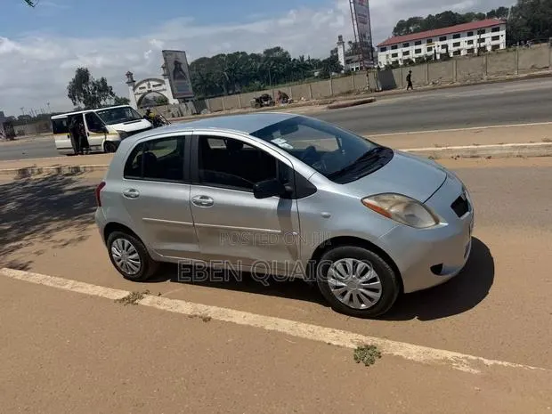 Toyota Yaris 2008 Silver · Photo 1