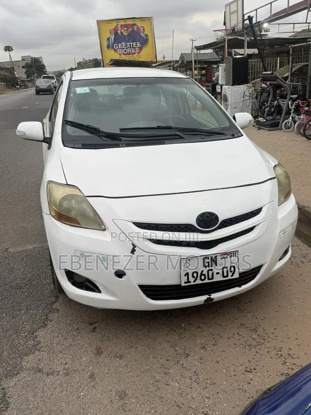 Toyota Yaris 2008 White · Photo 1