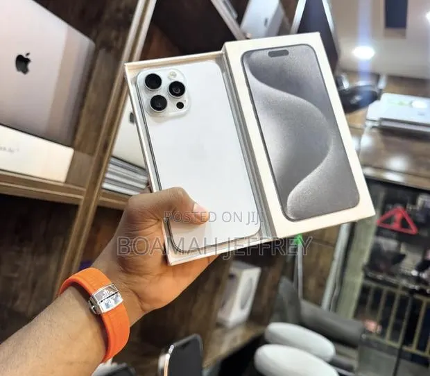 Apple iPhone 15 Pro Max 256 GB White · Photo 1