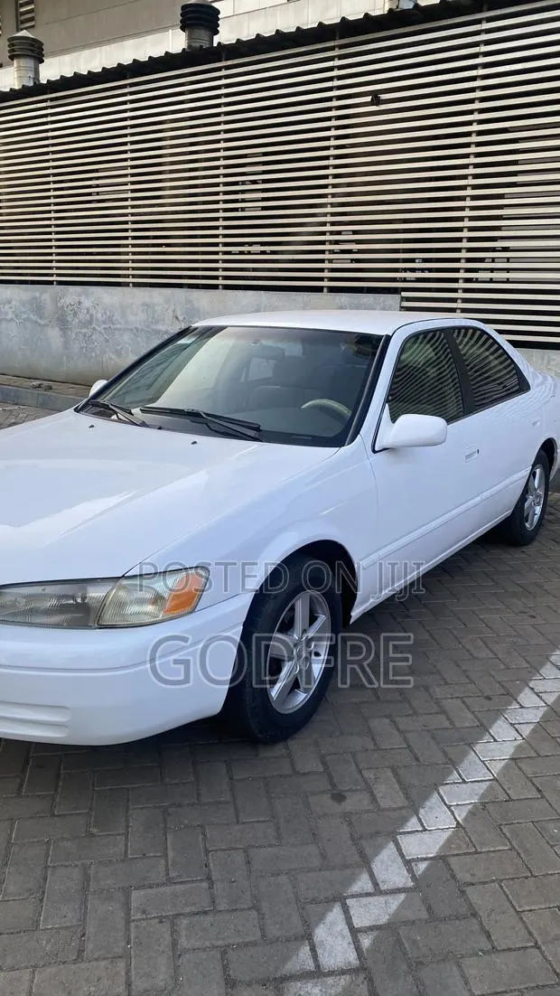 Toyota Camry Automatic 1999 White · Photo 1