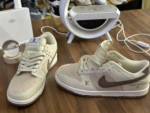 Original Louis Vuitton Nike Sneakers · Photo 1