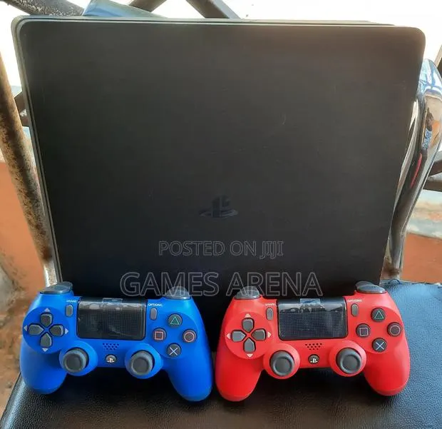 PS4 Slim + 8 Games + 2 Controllers · Photo 1