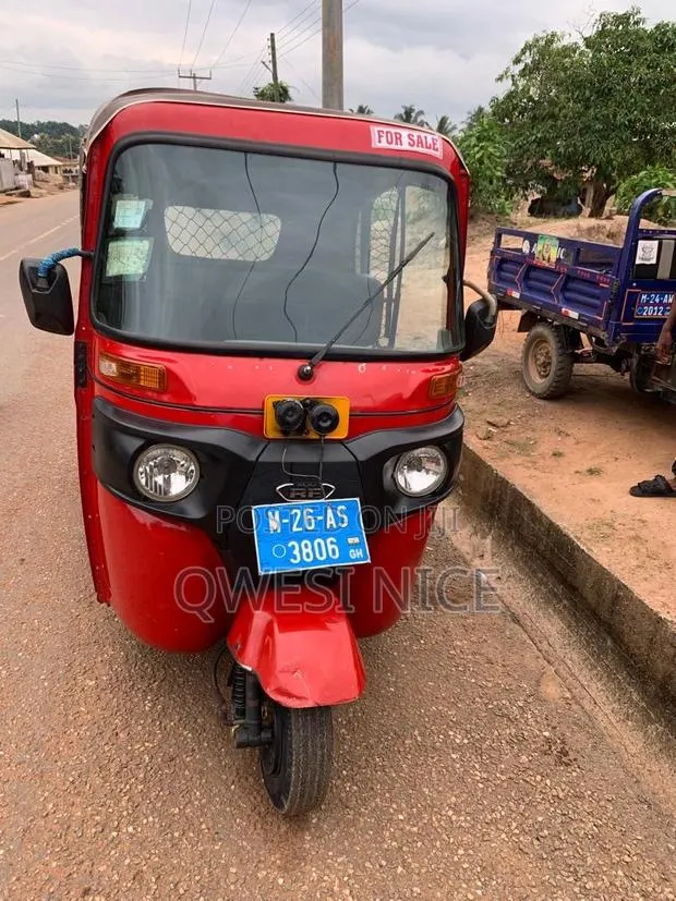 Bajaj RE 2026 Red · Photo 1