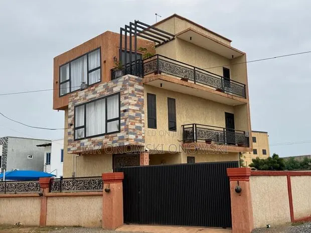 Studio Luxurious Rooms Located at Tema Community 12 New Road Klagon · Photo 1