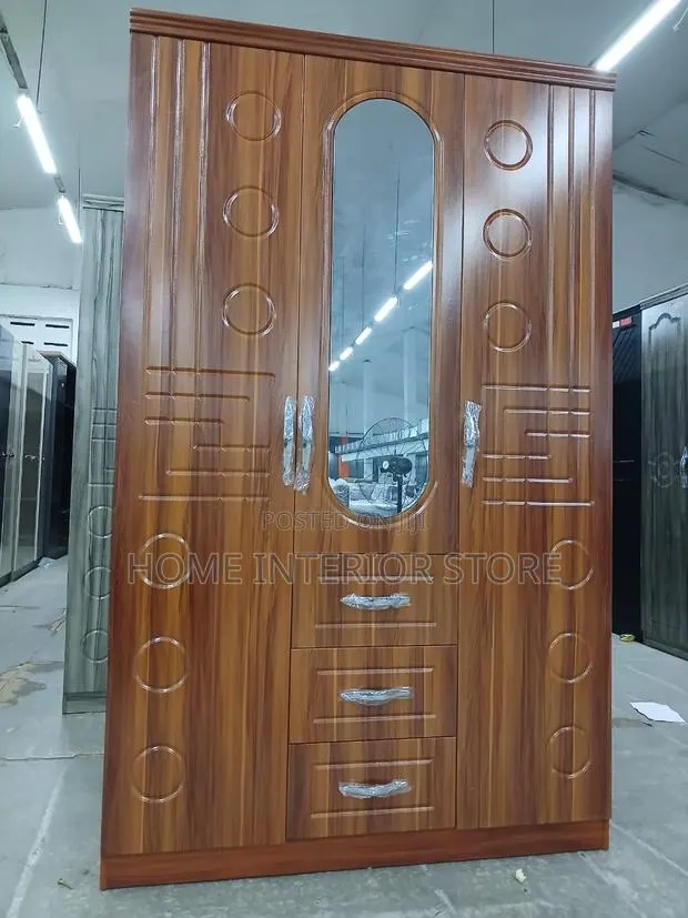 Quality 3 Door Wardrobe · Photo 1