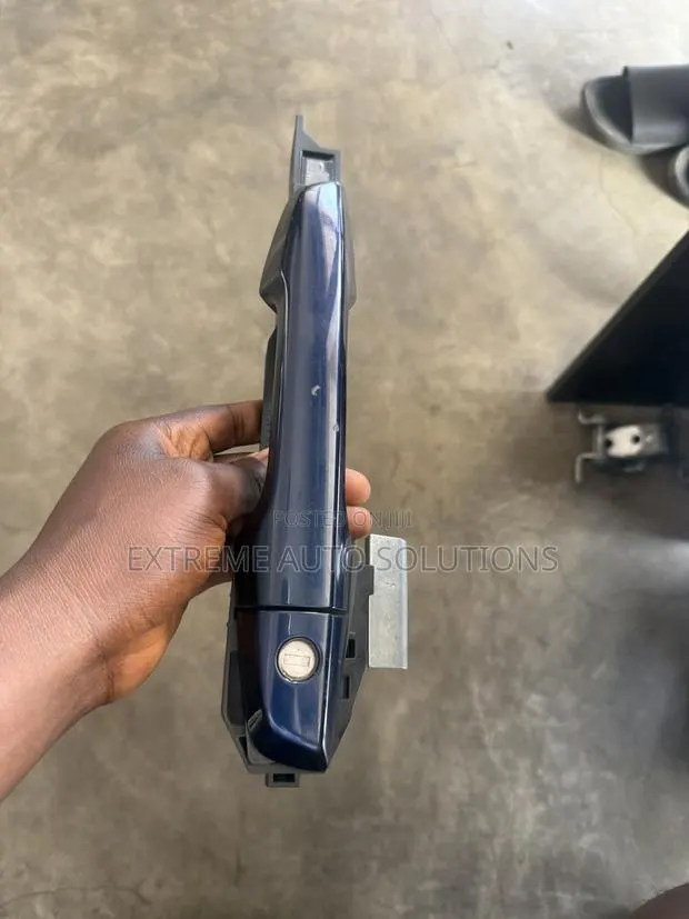 17-22 Honda CR-V EX, EX-L, TRG Left Front Door Handle · Photo 1
