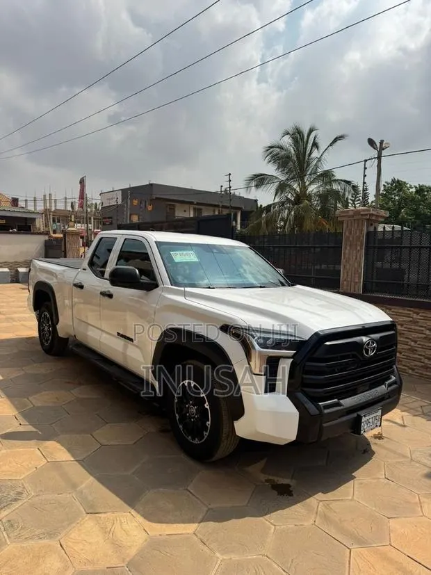 Toyota Tundra SR CrewMax 5.5' Bed 2023 White · Photo 1