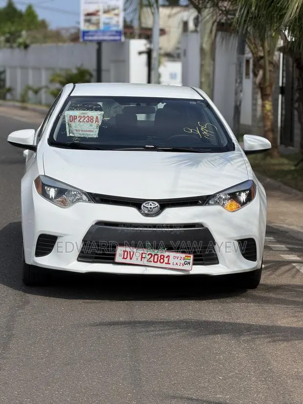 Toyota Corolla LE 4dr Sedan (1.8L 4cyl CVT) 2015 White · Photo 1