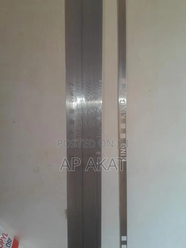 L Metal Strips · Photo 1