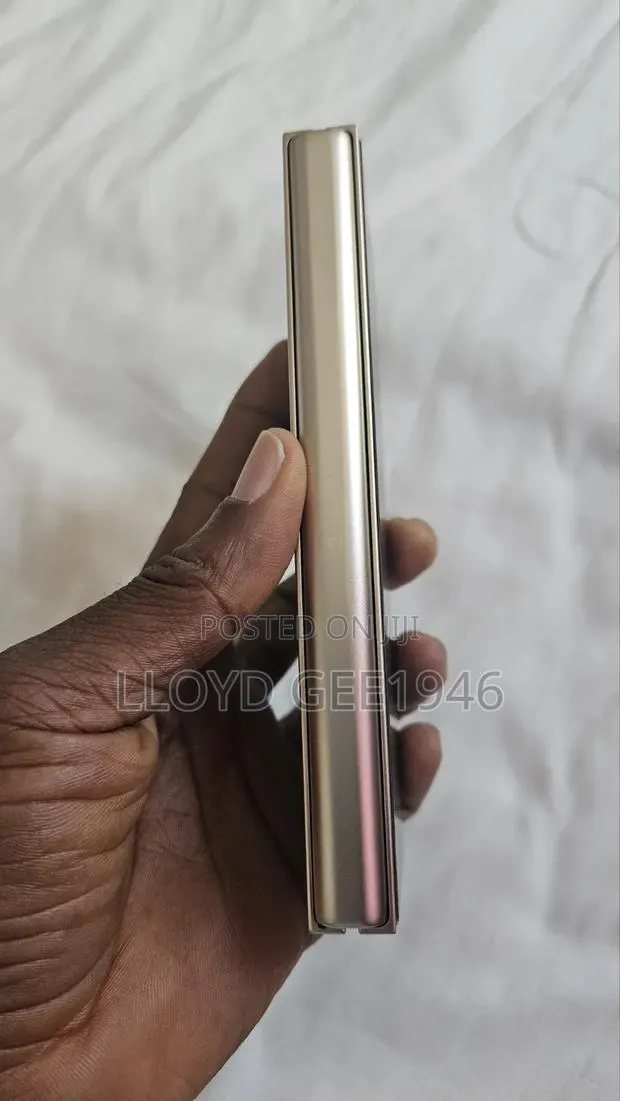 New Samsung W22 5G 512 GB Red · Photo 1