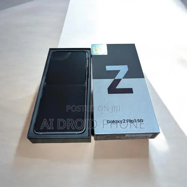 New Samsung Galaxy Z Flip 3 256 GB Black · Photo 1