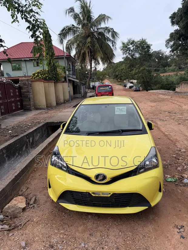 Toyota Vitz 2015 Yellow · Photo 1