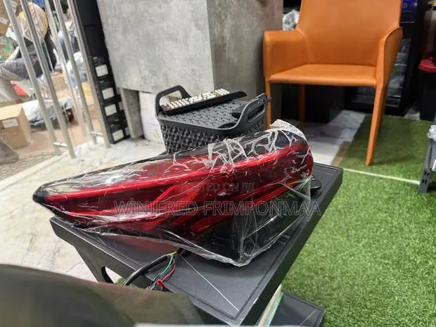 Toyota Highlander 2016,2017,2018,2019 Tail Light · Photo 1