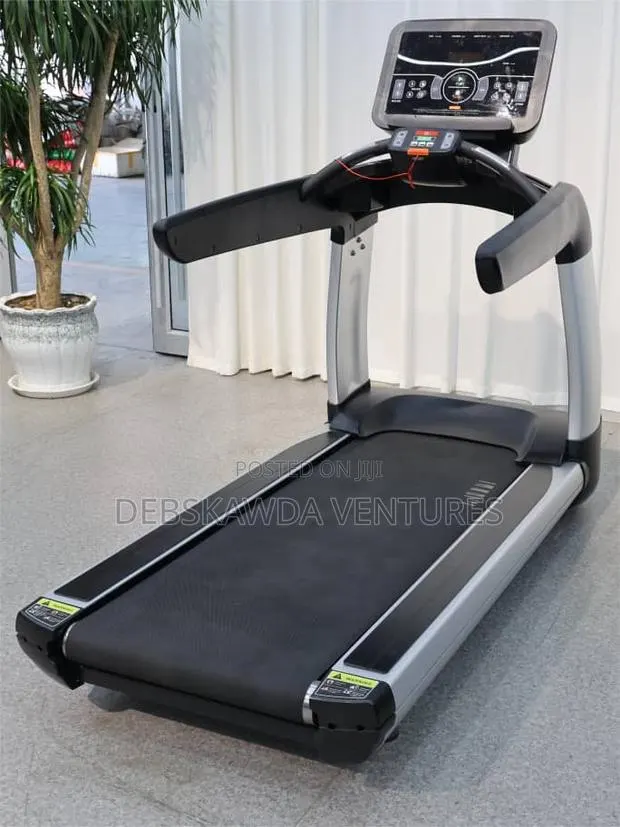 Commercial Robust Treadmill · Photo 1